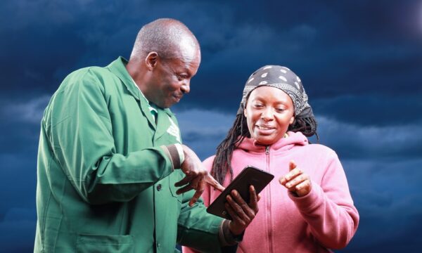 02 extension worker,farmer using tablet